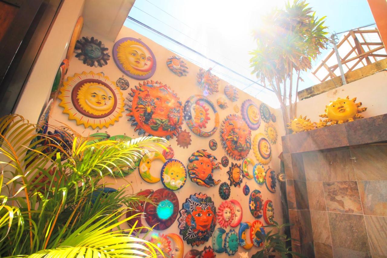 Papagayo Hotel Boutique Playa del Carmen Eksteriør bilde A wall of the Sun God