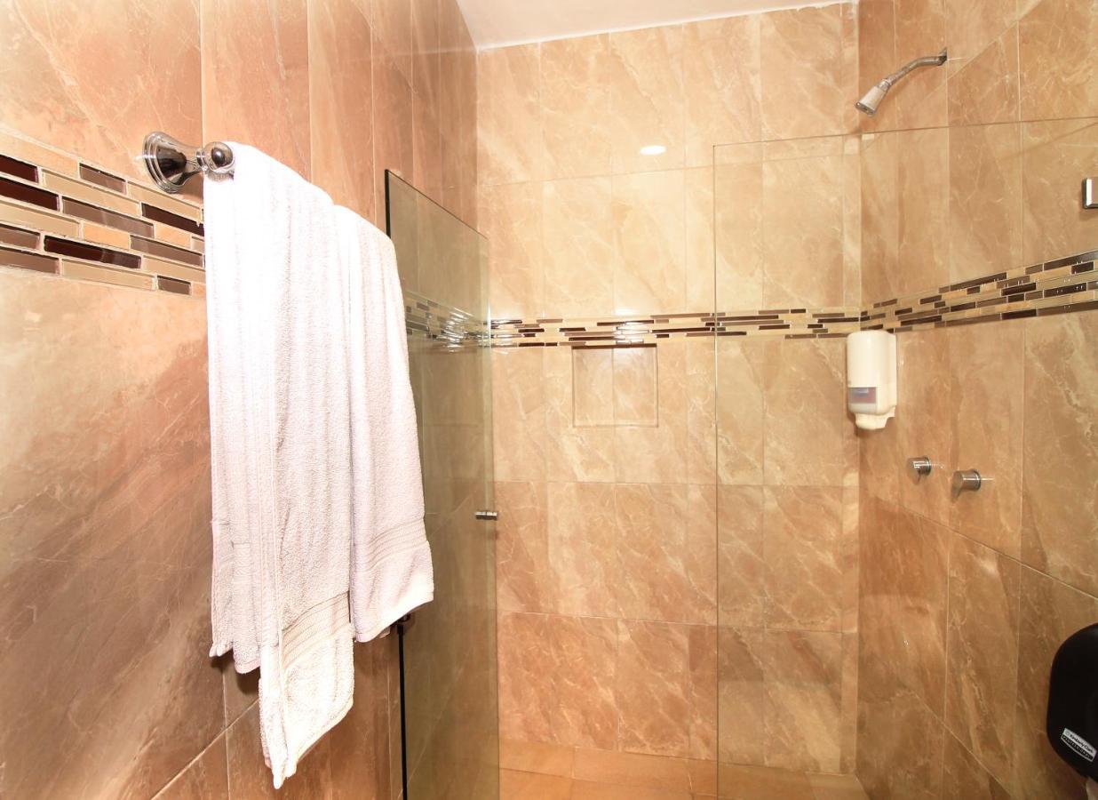 Papagayo Hotel Boutique Playa del Carmen Eksteriør bilde A shower with a sliding door